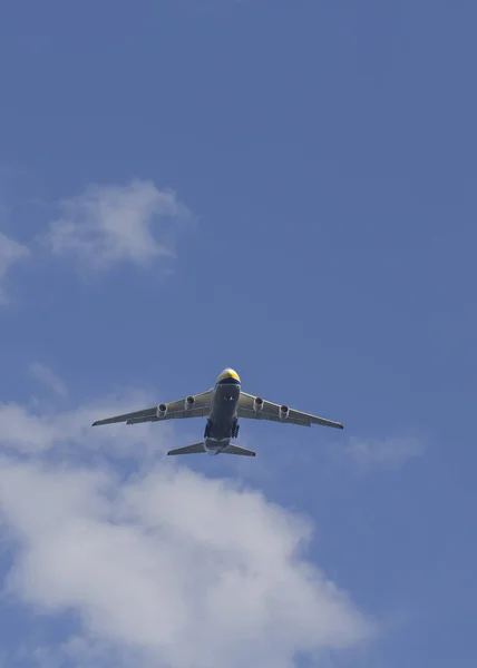 A plane is flying in the sky — Stock Photo, Image