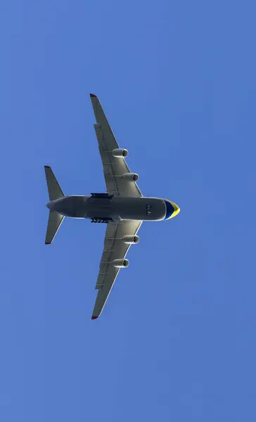 Ein Flugzeug fliegt in den Himmel — Stockfoto