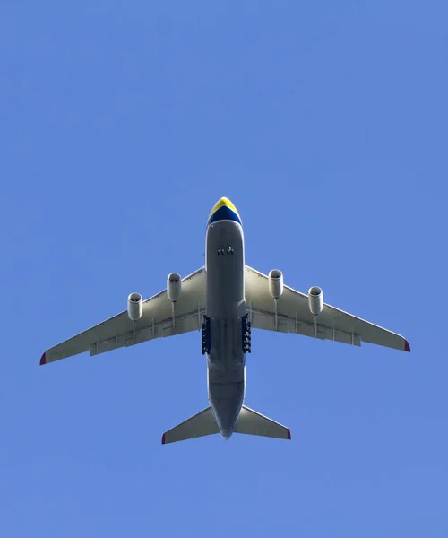 Na obloze létá letadlo — Stock fotografie