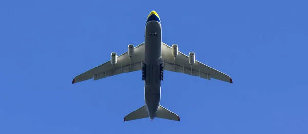 Ein Flugzeug fliegt in den Himmel — Stockfoto