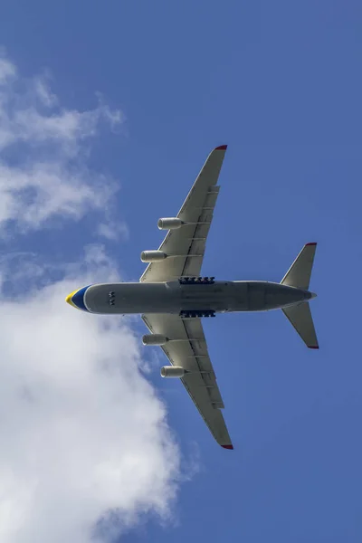 Ένα αεροπλάνο πετάει στον ουρανό — Φωτογραφία Αρχείου
