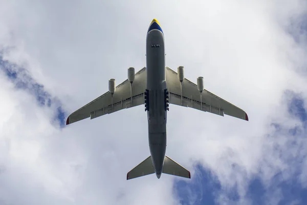 Ein Flugzeug fliegt in den Himmel — Stockfoto