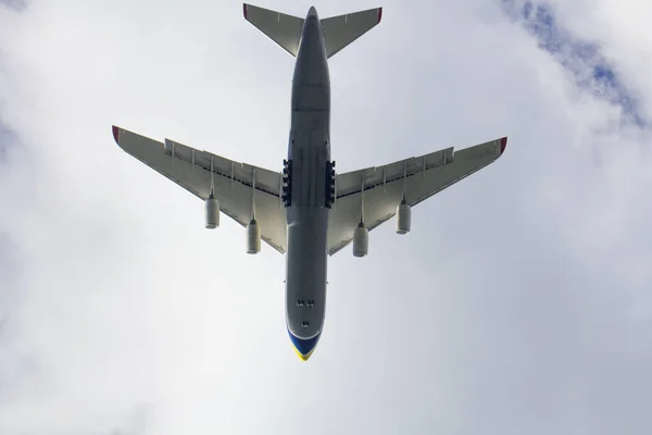 Ein Flugzeug fliegt in den Himmel — Stockfoto