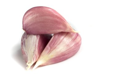 Beyaz arka plan üzerinde izole 3 diş sarımsak