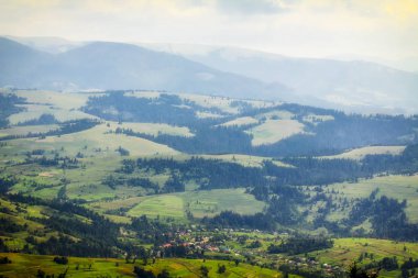 Dağlarda, Ukraynalı Karpatlar ufukta bir mavi sis