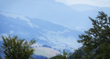 Dağlarda, Ukraynalı Karpatlar ufukta bir mavi sis