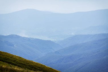 Dağlarda, Ukraynalı Karpatlar ufukta bir mavi sis