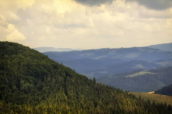 Een blauwe waas op de horizon in de bergen, de Oekraïense Karpaten — Stockfoto