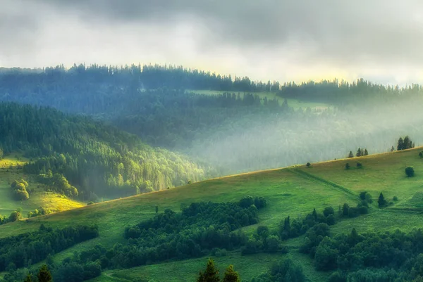 Zonsondergang in de bergen, de Oekraïense Karpaten — Stockfoto