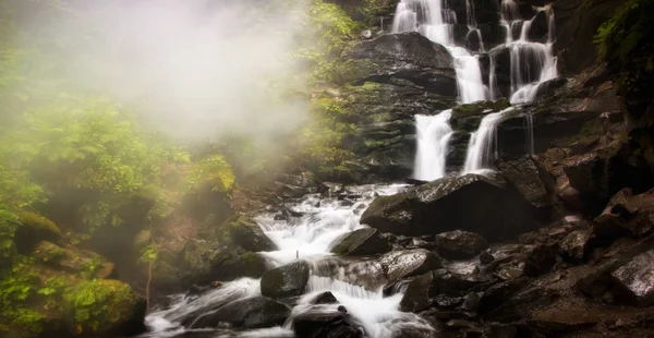 Shidot Wasserfall, einer der schönsten Wasserfälle in den ukrainischen Karpaten — Stockfoto