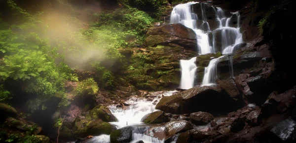 Shidot Wasserfall, einer der schönsten Wasserfälle in den ukrainischen Karpaten — Stockfoto