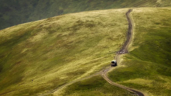 De weg is hoog in de Karpaten, op de bergkam — Stockfoto