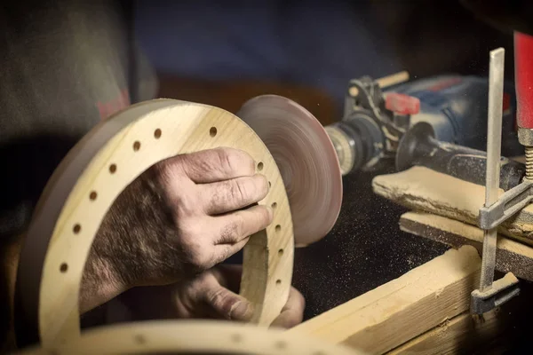 Un gran plan, manos de un artesano trabajando en una pieza de madera — Foto de Stock