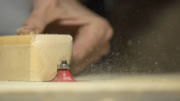 Un gran plan, manos de un artesano trabajando en una pieza de madera — Foto de Stock