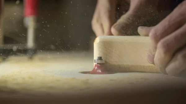 Un gran plan, manos de un artesano trabajando en una pieza de madera — Foto de Stock