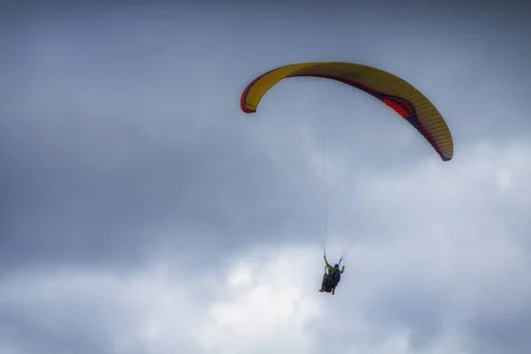 Aktiver Lebensstil, extreme Hobbys. Fallschirmsprung gegen den blauen Himmel. — Stockfoto