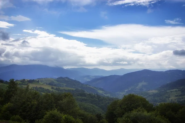 Zatažené počasí na horách, ukrajinské Karpaty — Stock fotografie