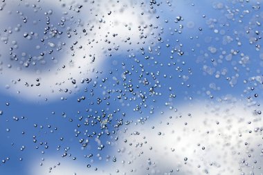 Arka plan olarak cam yüzeyine su damlalarının yakın plan görüntüsü.