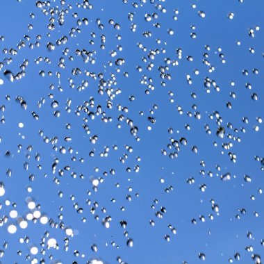 Arka plan olarak cam yüzeyine su damlalarının yakın plan görüntüsü.