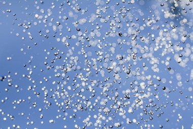 Arka plan olarak cam yüzeyine su damlalarının yakın plan görüntüsü.