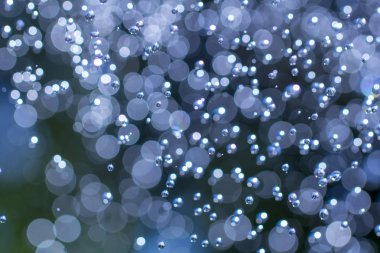 Arka plan olarak cam yüzeyine su damlalarının yakın plan görüntüsü.