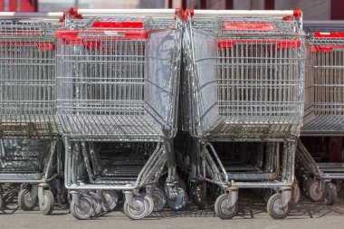 Alışveriş sepetleri üst üste yakın kadar otopark büyük süpermarket mağaza zincirleri