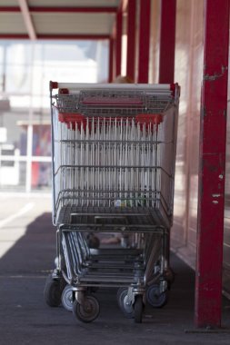 Alışveriş sepetleri üst üste yakın kadar otopark büyük süpermarket mağaza zincirleri