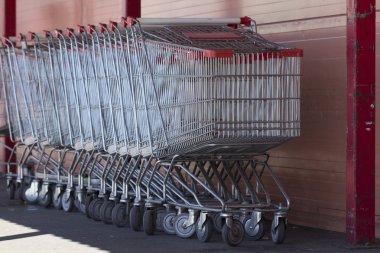 Alışveriş sepetleri üst üste yakın kadar otopark büyük süpermarket mağaza zincirleri