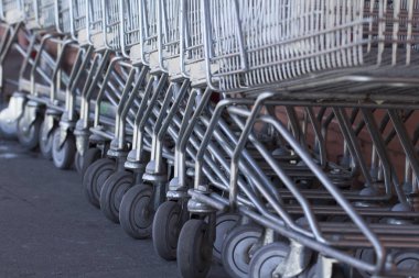 Alışveriş sepetleri üst üste yakın kadar otopark büyük süpermarket mağaza zincirleri