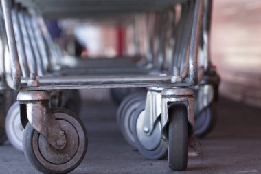 Alışveriş sepetleri üst üste yakın kadar otopark büyük süpermarket mağaza zincirleri