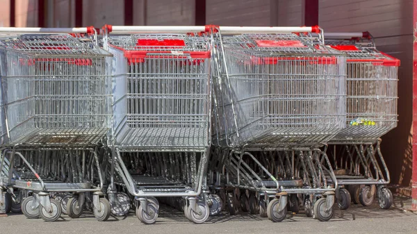 Chariots Supermarché Dans Une Rangée Dans Grand Supermarché Magasin Parking — Photo