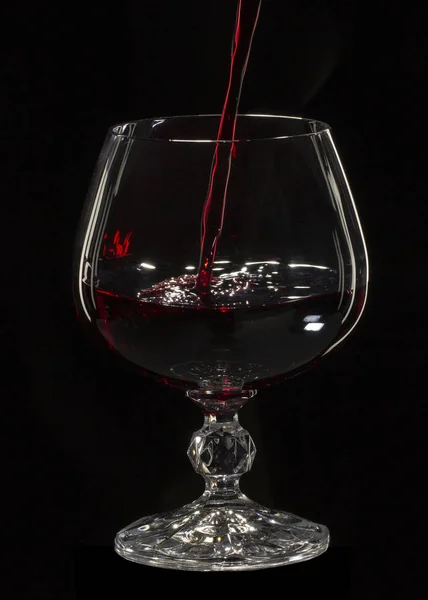 玻璃静物图像一杯红酒在玻璃上的黑色背景特写 — 图库照片