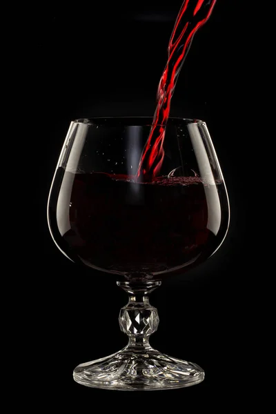 ガラスに黒い背景に赤ワインのガラスのある静物イメージ ガラスをクローズ アップ — ストック写真