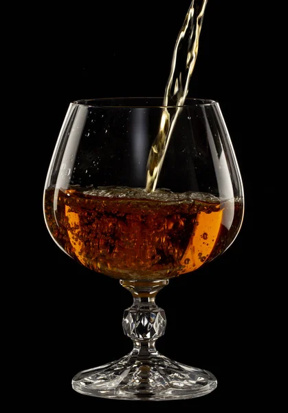 Cognac Wordt Gegoten Een Glas Een Spray Van Een Drankje — Stockfoto