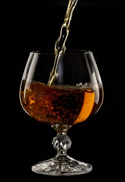 Cognac Wordt Gegoten Een Glas Een Spray Van Een Drankje — Stockfoto