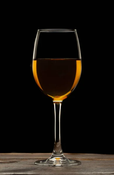 ガラスに黒い背景に赤ワインのガラスのある静物イメージ ガラスをクローズ アップ — ストック写真