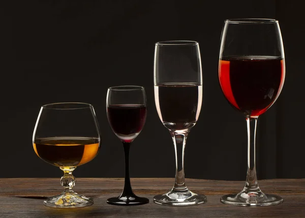 玻璃静物图像一杯红酒在玻璃上的黑色背景特写 — 图库照片