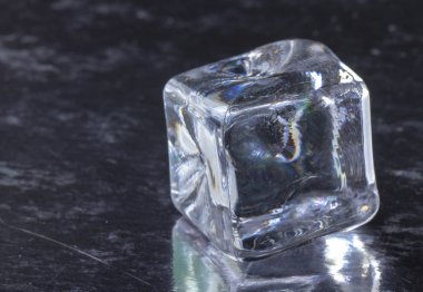 Piramit erimiş buz küpleri damla ile yakın çekim