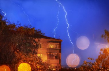 Silhuette yıldırım binalar ve waterdrops
