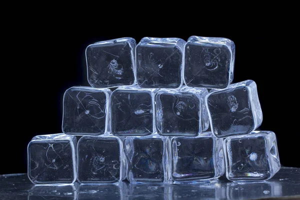 Cubos Gelo Sobre Fundo Preto Cubos Gelo Empilhados Pirâmide — Fotografia de Stock
