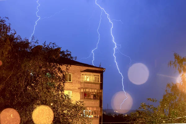 Silhuette Thunderbolt Sobre Los Edificios Las Gotas Agua —  Fotos de Stock