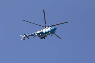 Askeri helikopter manevralar mavi gökyüzünde.