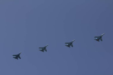 Birkaç askeri savaşçıları bir oluşumu mavi gökyüzü uçan.