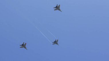 Birkaç askeri savaşçıları bir oluşumu mavi gökyüzü uçan.
