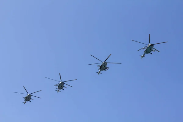 Verschillende Militaire Helikopters Vliegen Naast Elkaar Tegen Blauwe Hemel — Stockfoto