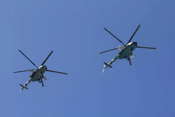 Mehrere Militärhubschrauber Fliegen Seite Seite Gegen Den Blauen Himmel — Stockfoto