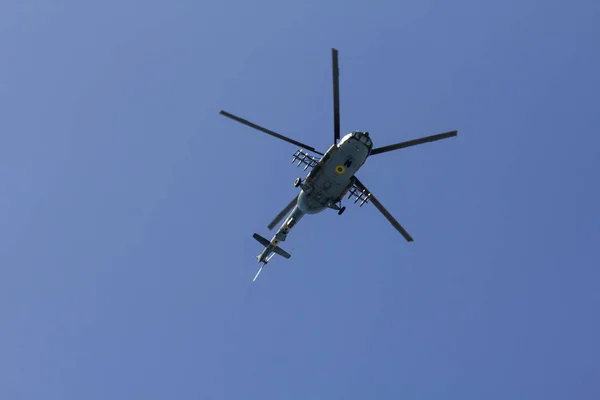 Vojenský Vrtulník Manévry Modré Obloze — Stock fotografie