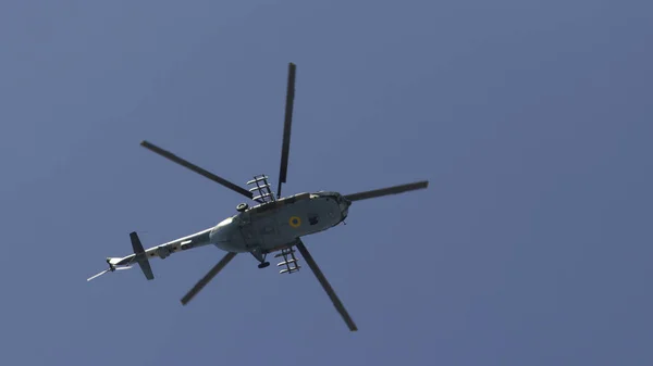 Military Helicopter Maneuvers Blue Sky — Stock Photo, Image