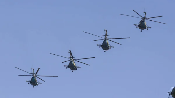 Mehrere Militärhubschrauber Fliegen Seite Seite Gegen Den Blauen Himmel — Stockfoto