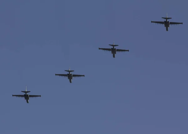 Vários Combatentes Militares Estão Voando Uma Formação Contra Céu Azul — Fotografia de Stock